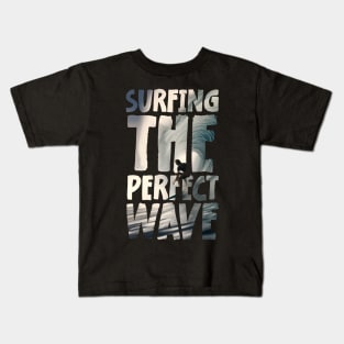 Surfing the perfect wave Kids T-Shirt